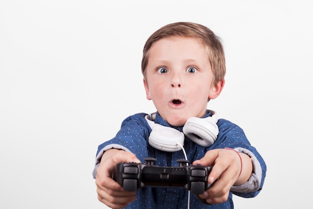 Niño emocionado jugando videojuegos | Foto Gratis
