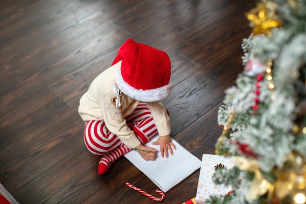 Un Niño Escribe Una Carta A Santa Claus Foto Premium 