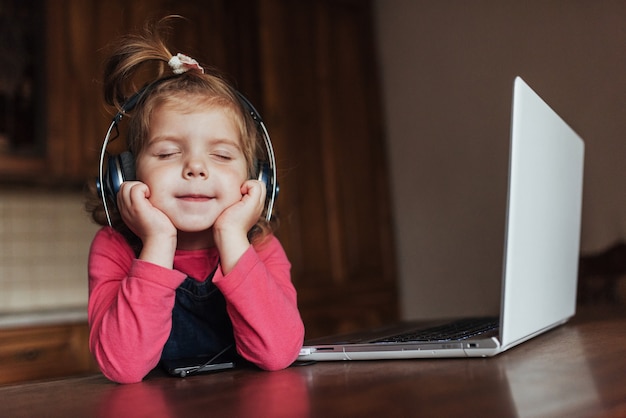 Niño Hermoso Feliz En Auriculares Escuchando Música | Foto Gratis