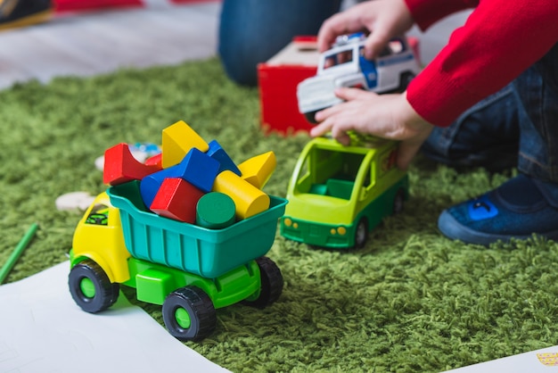 Niño Jugando Con Coches De Juguete Foto Gratis