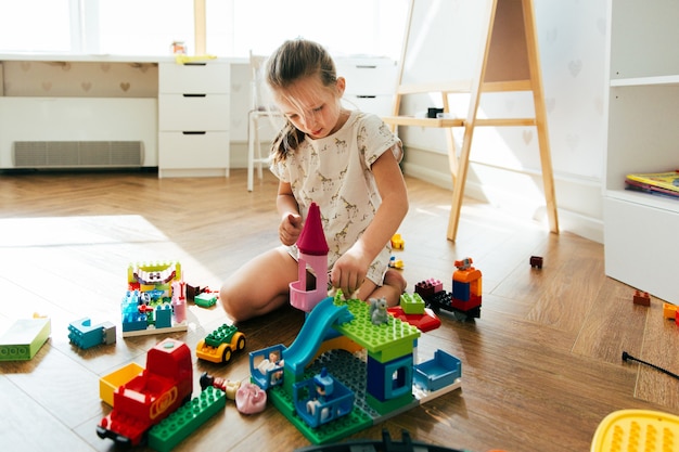 Niño jugando con coloridos bloques de juguete. niña que Niño jugando con coloridos bloques de juguete. niña que