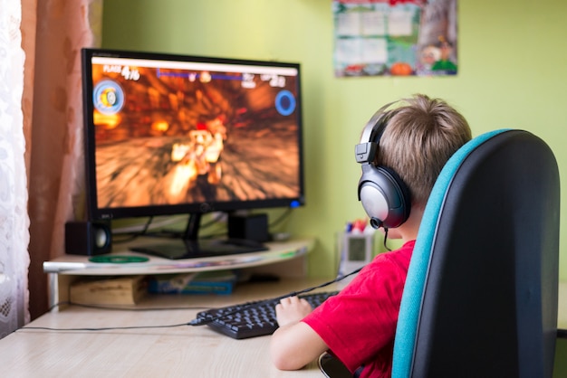 Niño jugando juegos de computadora | Foto Premium