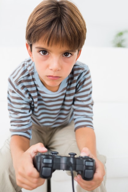 Niño jugando videojuegos | Foto Premium