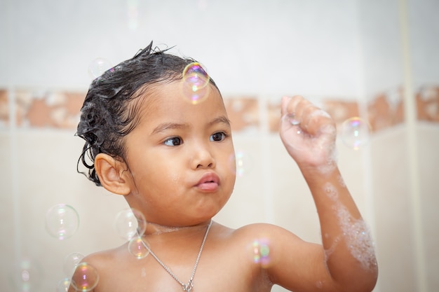 niñas bañandose