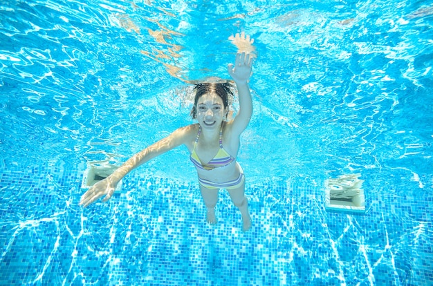 El Ni O Nada Bajo El Agua En La Piscina La Ni A Adolescente Activa Y