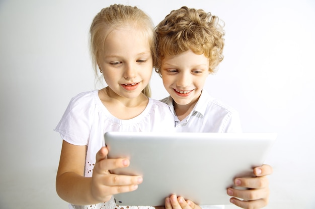 Nino Y Nina En Jeans Mejores Amigos O Hermano Y Hermana Divirtiendose Haciendo Un Selfie En Tableta Concepto De Infancia Educacion Vacaciones O Deberes Tecnologias Modernas Foto Gratis