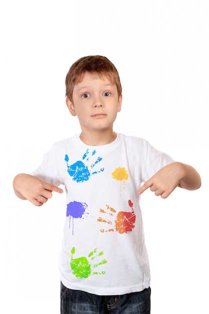 Niño pequeño que señala sus dedos en una camiseta blanca Foto Premium