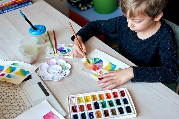 Niño Pintando Cuadros Con Pinturas De Acuarela Durante La Lección De Arte Alumno De Dibujo Con