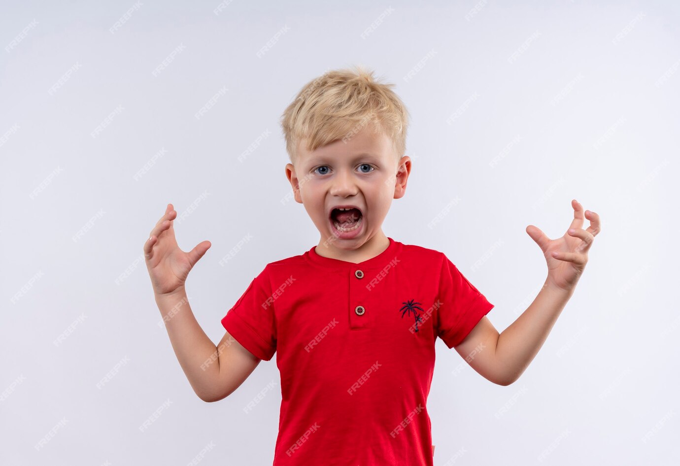 Un Niño Rubio Lindo Enojado En Camiseta Roja Gritando Con Las Manos En Alto Foto Gratis