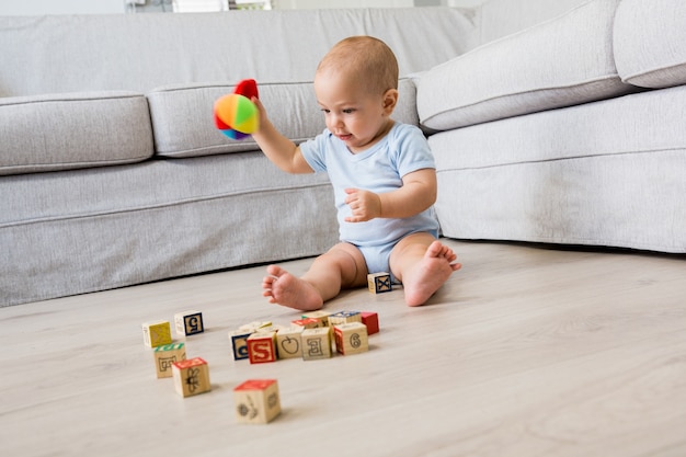 Niño Sentado En El Suelo Y Jugar Con Los Juguetes En La Sala De Estar Foto Gratis 4126