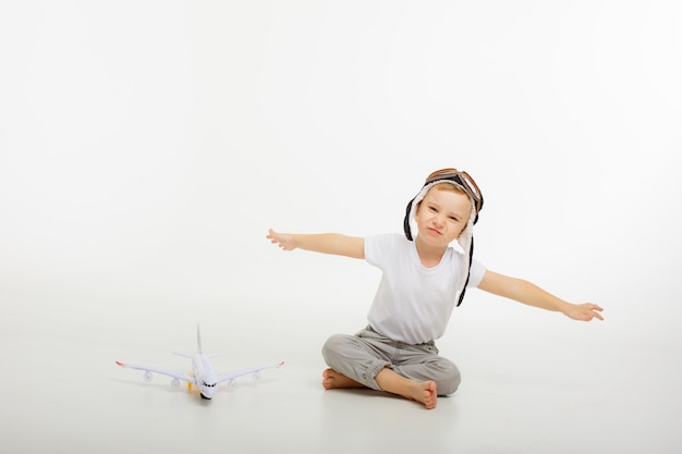 Niño Con Sombrero De Piloto Y Con Un Avión Sobre Un Fondo Blanco ...