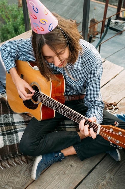 El Ni O Toca La Guitarra Y Canta La Canci N De Feliz Cumplea Os Con Un