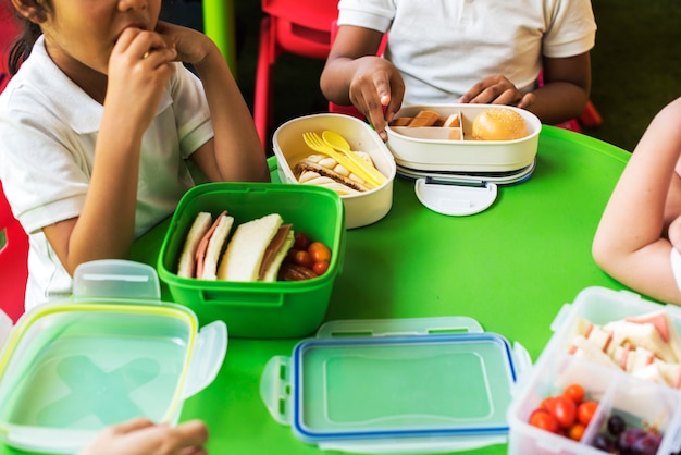 Niños almorzando en la escuela primaria | Foto Premium