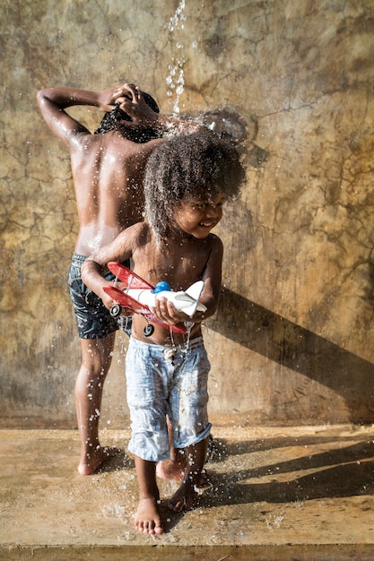 Niños bañándose y limpiando | Foto Premium