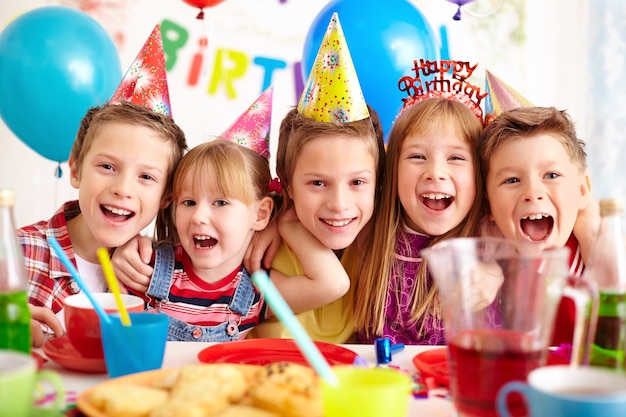 Niños Celebrando Fiesta De Cumpleaños | Foto Gratis