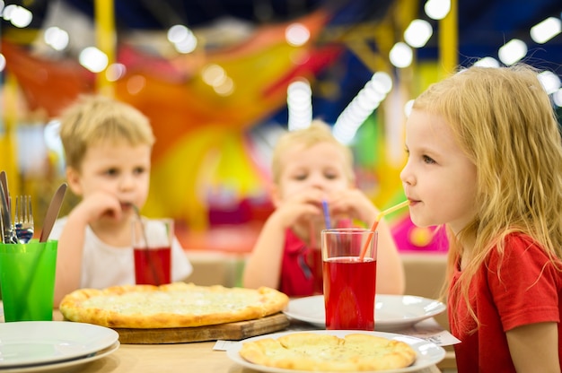 Niños felices almorzando | Foto Gratis