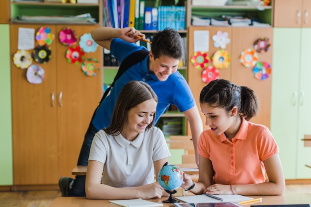 Niños felices en el colegio Foto Gratis