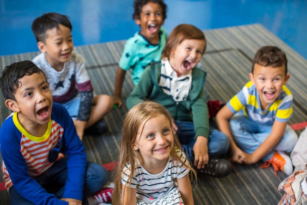 Ninos Felices En La Escuela Primaria Foto Gratis