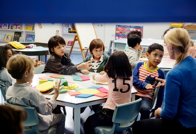 Ninos Felices En La Escuela Primaria Foto Gratis