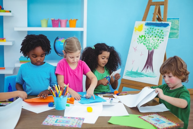 Resultado de imagen para niños haciendo actividades manuales