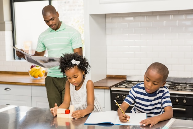 niños jugando en la cocina