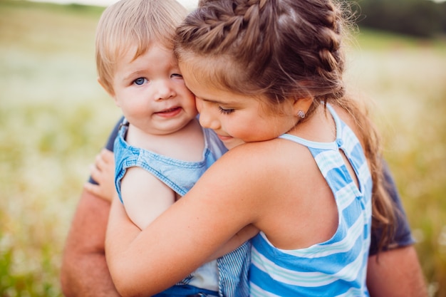 Los niños pequeños se abrazan tiernamente | Foto Gratis