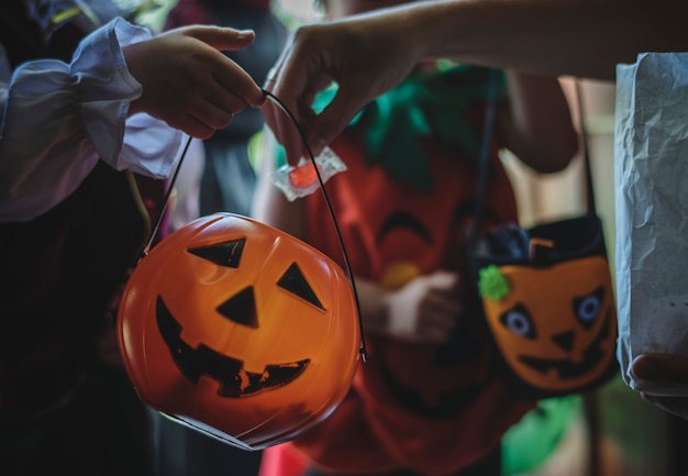 Los niños pequeños engañan o tratan en halloween Foto gratis
