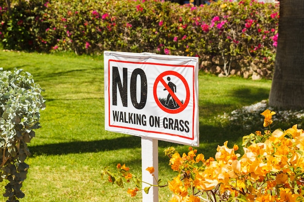 No caminar sobre hierba señal de advertencia en el jardín Foto Premium