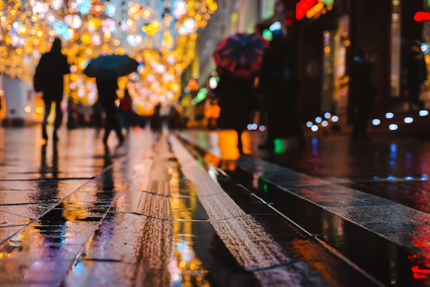 Noche Lluviosa En Una Gran Ciudad Reflejos De Luces En La Superficie De La Carretera Mojada