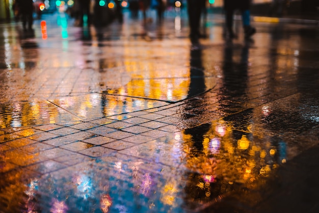 Noche Lluviosa En Una Gran Ciudad Reflejos De Luces En La Superficie De La Carretera Mojada