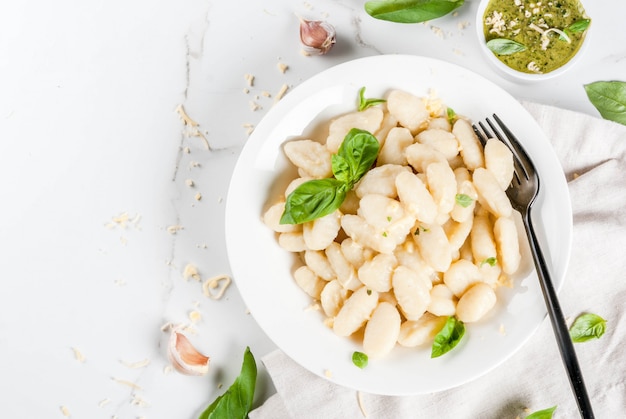 Oquis De Patata Con Queso Parmesano Rallado Albahaca Y Salsa De Pesto