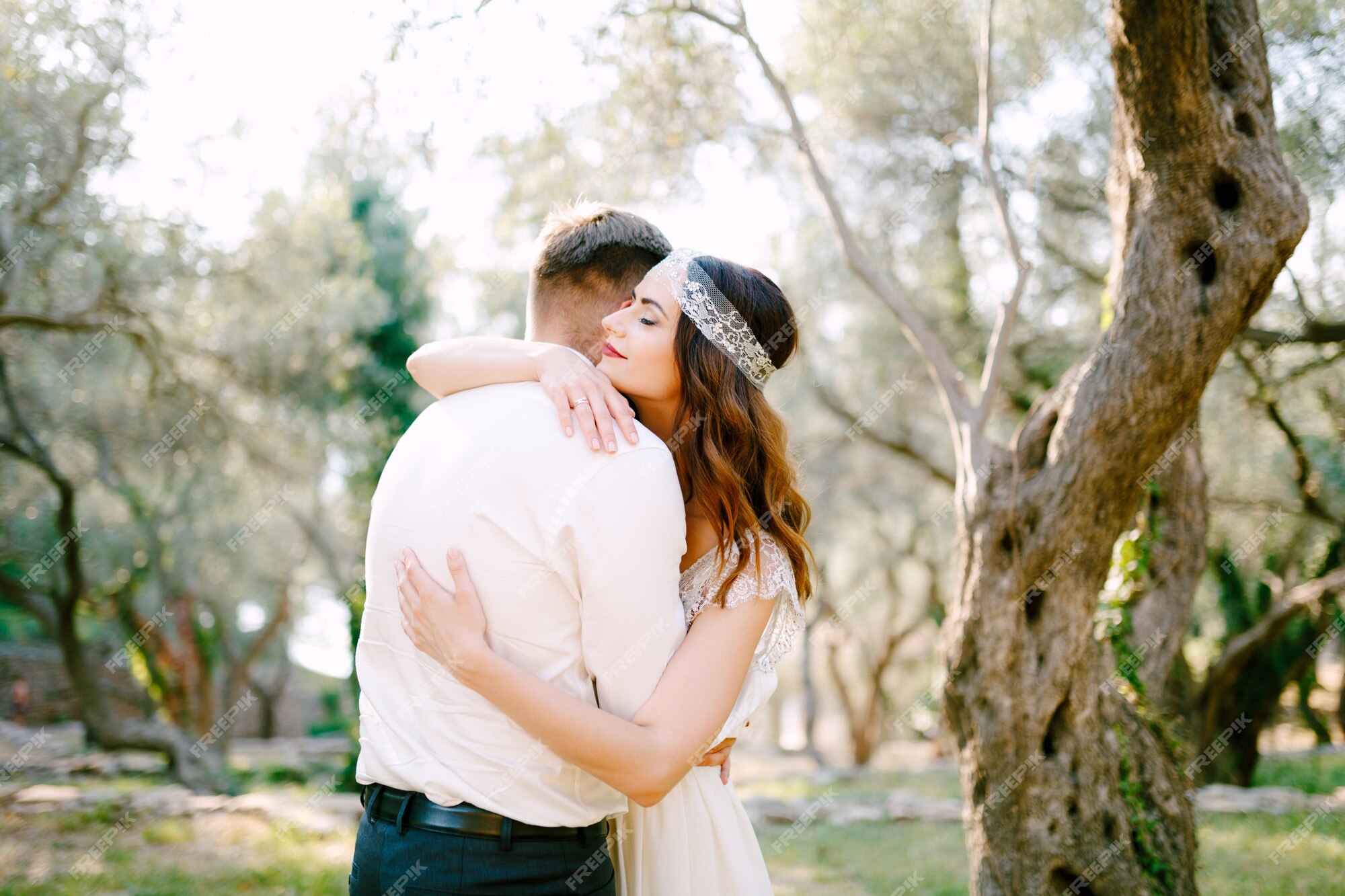 La Novia Abraza Suavemente Al Novio En El Parque Y Sonríe Foto Premium 1435