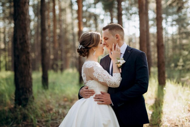 La Novia Y El Novio Est N Caminando En Un Bosque De Pinos En Un D A