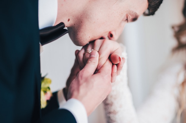 El Novio Besa A La Novia En Su Mano Beso Suave Propuesta Oferta Casarse Si De Cerca Boda 