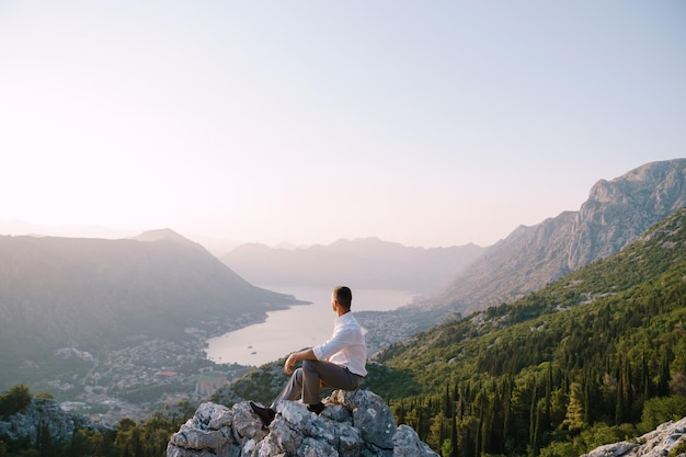 El Novio Se Sienta Sobre Una Roca Y Mira El Panorama De Las Monta As