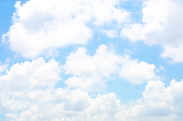 Nube con bonito cielo azul, fondo de naturaleza | Foto Premium