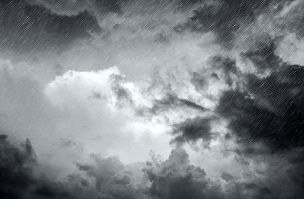 Nube de tormenta inminente con lluvia sobre el mar Foto Premium 