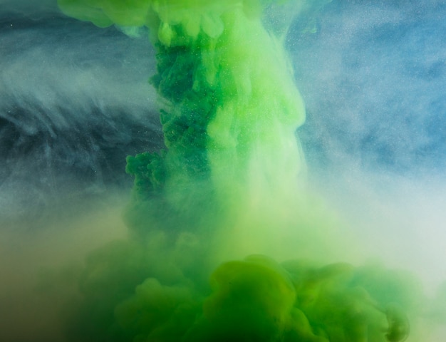 Nube verde pesada abstracta entre neblina ligera Foto gratis