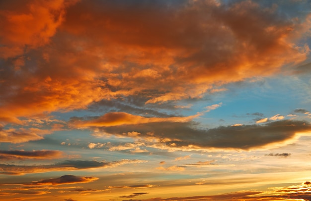 Nubes Anaranjadas Del Cielo De La Puesta Del Sol Sobre Azul Foto Premium