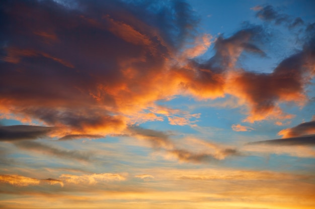 Nubes Anaranjadas Del Cielo De La Puesta Del Sol Sobre Azul Foto Premium