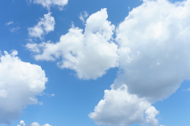 Nubes blancas con cielo azul de fondo | Descargar Fotos gratis