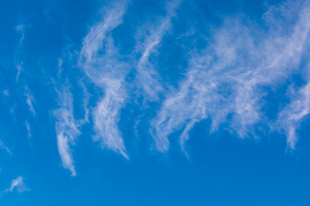 Nubes Cirros Y Estratos Sobre El Cielo Azul Foto Premium