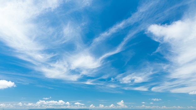 Nubes Cirros Mullidas En Azul Cielo Azul Foto Premium