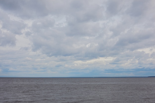 Nubes Nubladas Sobre Aguas Grises Foto Premium