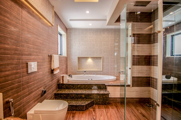 Nuevo baño moderno con jacuzzi | Foto Premium