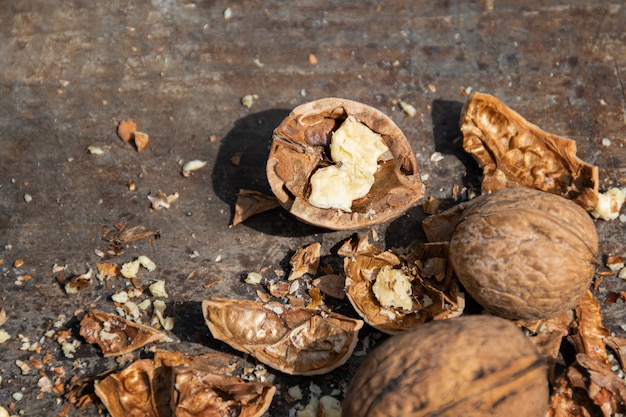 Nuez picada en una tabla de cortar de madera | Foto Gratis