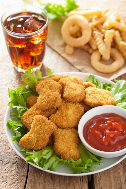 Nuggets De Pollo De Comida Rápida Con Salsa De Tomate, Papas Fritas ...