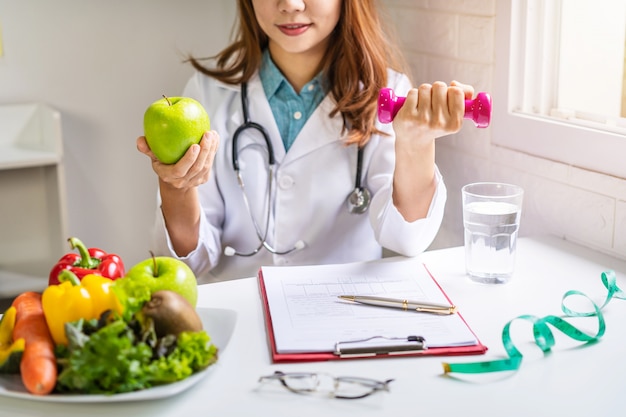 Nutricionista Dando Consulta A Un Paciente Foto Premium 6921