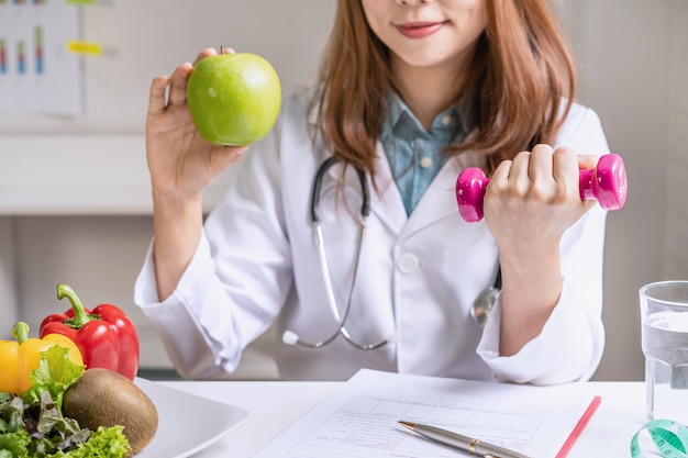 Nutricionista Que Consulta Al Paciente Con Frutas Y Verduras Saludables Nutrición Adecuada Y 1111