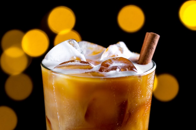 Offee¡café, refrescante cóctel con cubitos de hielo, espuma y canela en